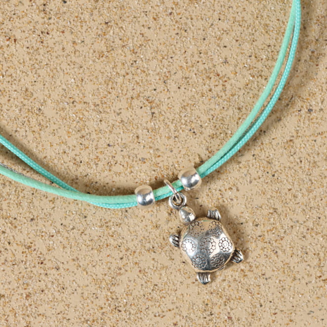 Collier enfant Jude argenté vert menthe, bijou artisanal français.