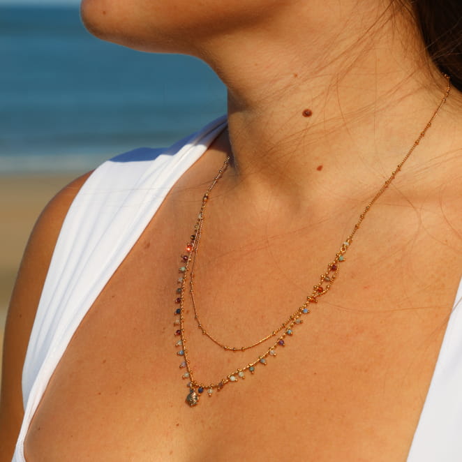 Collier Popy Retour de Plage à double chaîne dorée 24 carats, orné de perles en pierres naturelles multicolores et d'un pendentif poisson doré – bijou artisanal fabriqué en France