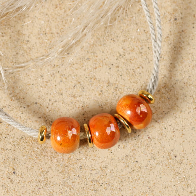 Collier Sepia doré orange, création artisanale faite main en France.
