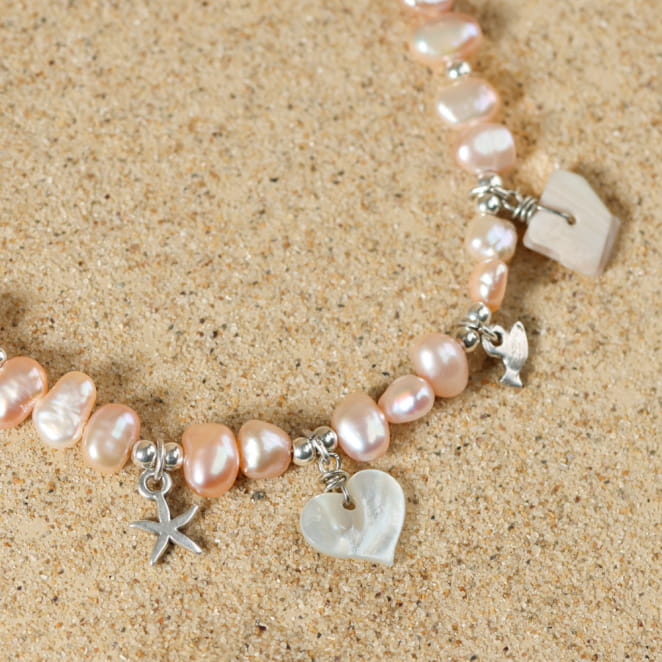 Collier Tara en métal plaqué argent orné de perles rose pâle, bijou artisanal français.