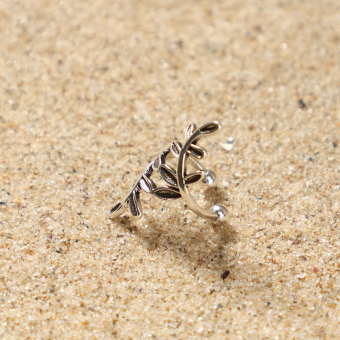 Ear cuff artisanal Sakura en métal argenté, création française au design raffiné.