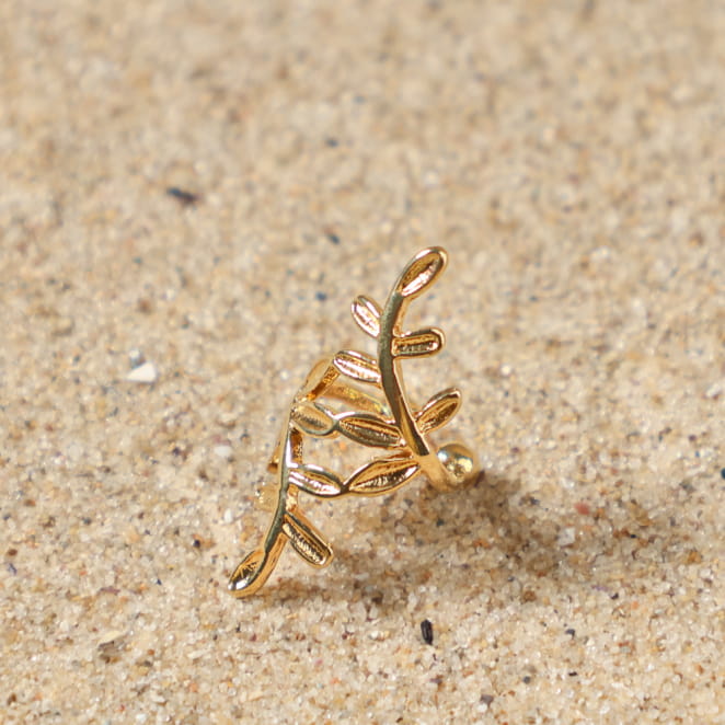 Ear cuff Sakura en métal doré, bijou d’oreille sans perçage, fabrication artisanale française.