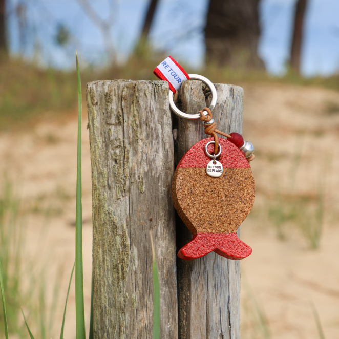 Porte-clés Flétan en métal argenté avec corde rouge, création artisanale française.