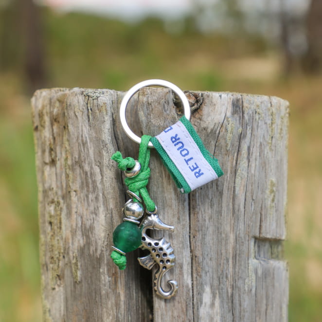Porte-clés Otago en métal argenté avec corde verte, fabrication artisanale française.