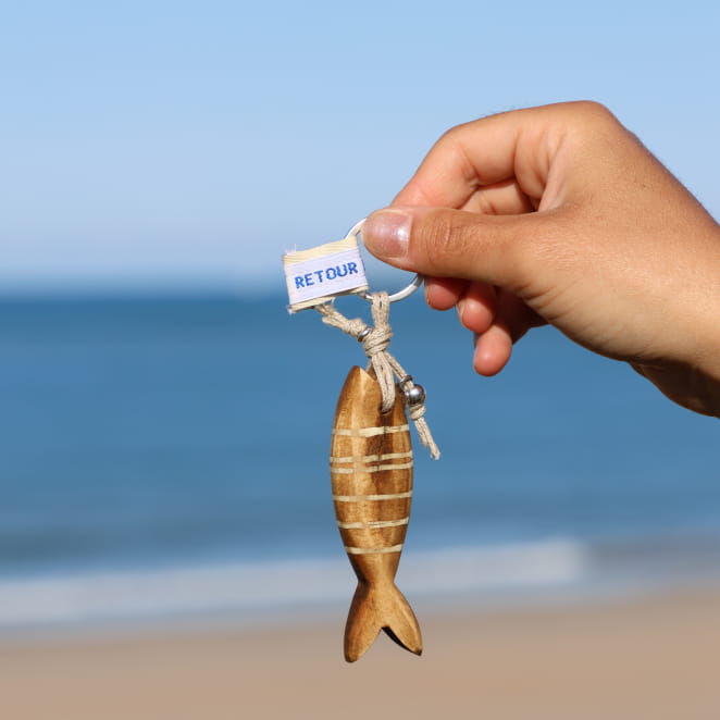 Détail du porte-clefs Colin en perles blanc cassé et argentées – création française originale Retour de Plage