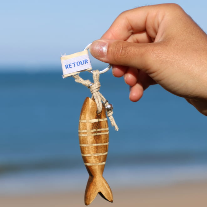 Porte-clefs Colin Retour de Plage en métal argenté avec perles blanc cassé – accessoire artisanal made in France