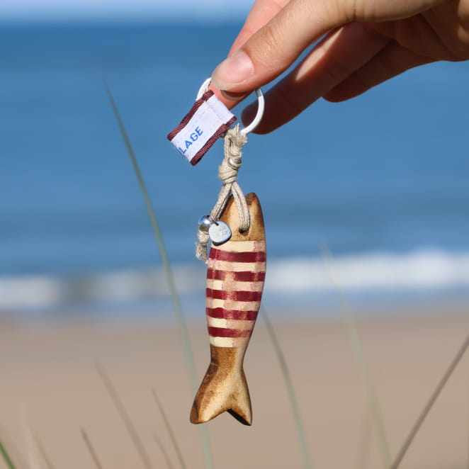 Porte-clefs Colin Retour de Plage en bois bordeaux, cordon en lin naturel et perle argentée – accessoire artisanal fabriqué en France