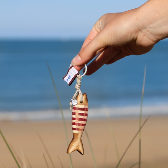 Porte-clefs Colin porté – accessoire artisanal en bois bordeaux, cordon en lin naturel et perle argentée, fabrication française