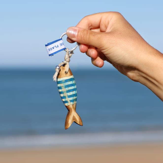 Porte-clefs Colin Retour de Plage en métal argenté, perles bleu dur et éléments en bois naturel – accessoire artisanal fabriqué en France