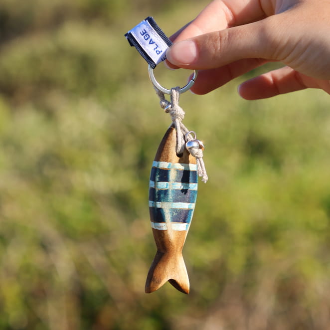 Détail du porte-clefs Colin multicolore en perles bleu et argent – création française originale Retour de Plage