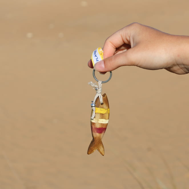 Détail du porte-clefs Colin coloré en perles jaunes et argentées – création française originale signée Retour de Plage