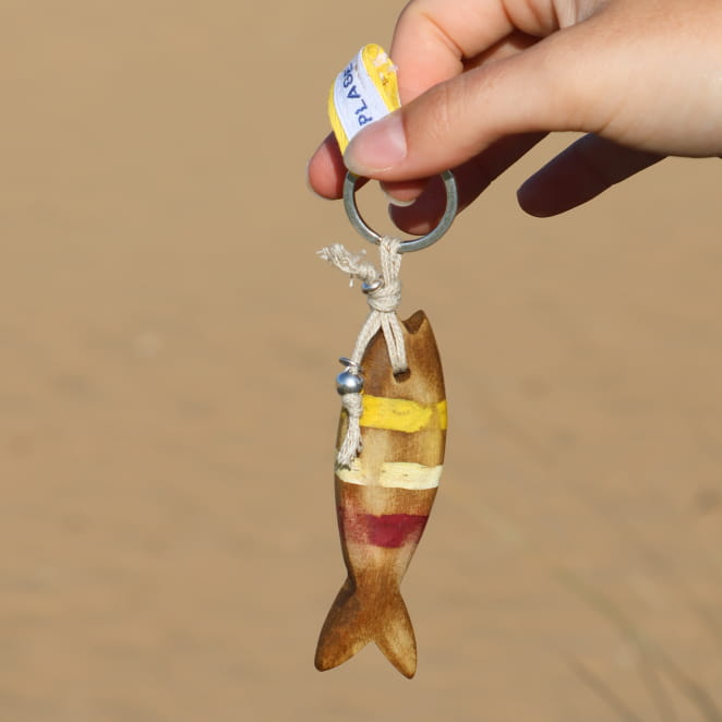 Porte-clefs Colin Retour de Plage en métal argenté avec perles jaunes et multicolores – accessoire artisanal made in France