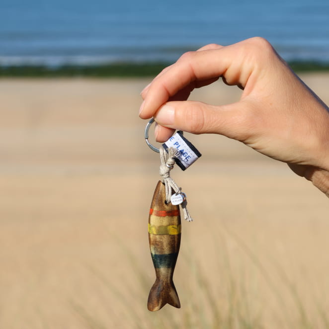 Porte-clefs Colin Retour de Plage en métal argenté, perles orange, bois naturel et accents multicolores – accessoire artisanal fabriqué en France