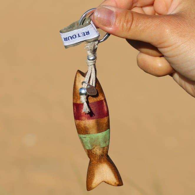 Porte-clefs Colin Retour de Plage en métal argenté, perles vert amande, bois naturel et touches multicolores – accessoire artisanal français