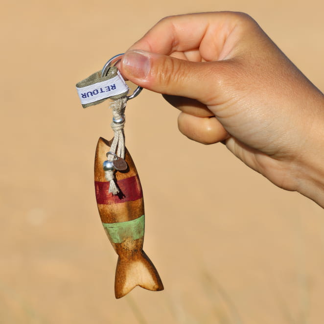 Détail du porte-clefs Colin en perles vert amande, éléments en bois naturel et métal argenté – création artisanale made in France