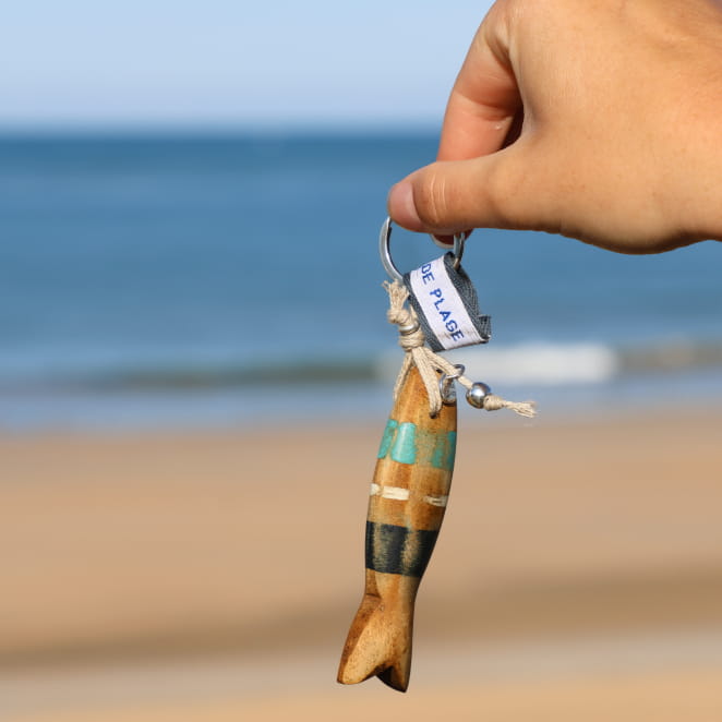 Porte-clefs Colin Retour de Plage en métal argenté avec perles turquoise et multicolores – accessoire artisanal made in France