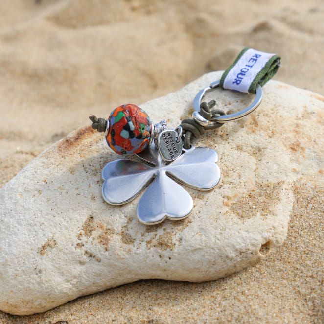 Porte-clés Trèfle en métal argenté avec breloque fleur et perles kaki multicolores, création artisanale française.