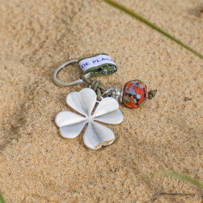 Porte-clés Trèfle argenté avec perles multicolores et breloque fleur, fabrication artisanale française.