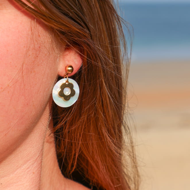 Boucles d’oreilles Marthe en métal doré avec perles blanches, création artisanale française