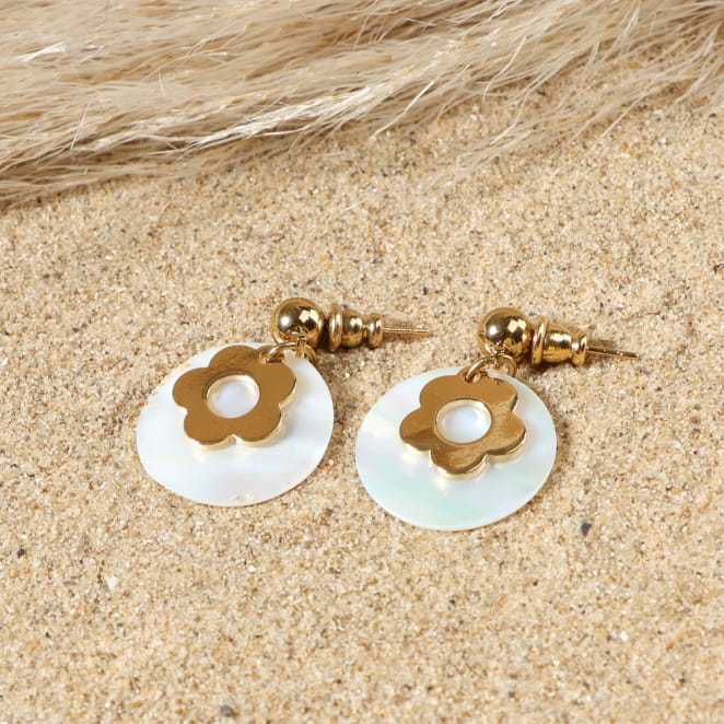 Boucles d’oreilles Marthe en métal doré avec pendentifs blancs, création artisanale française.