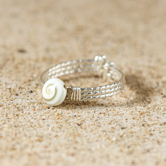 bague Bastiaise argentée avec perle blanche centrale, création artisanale française