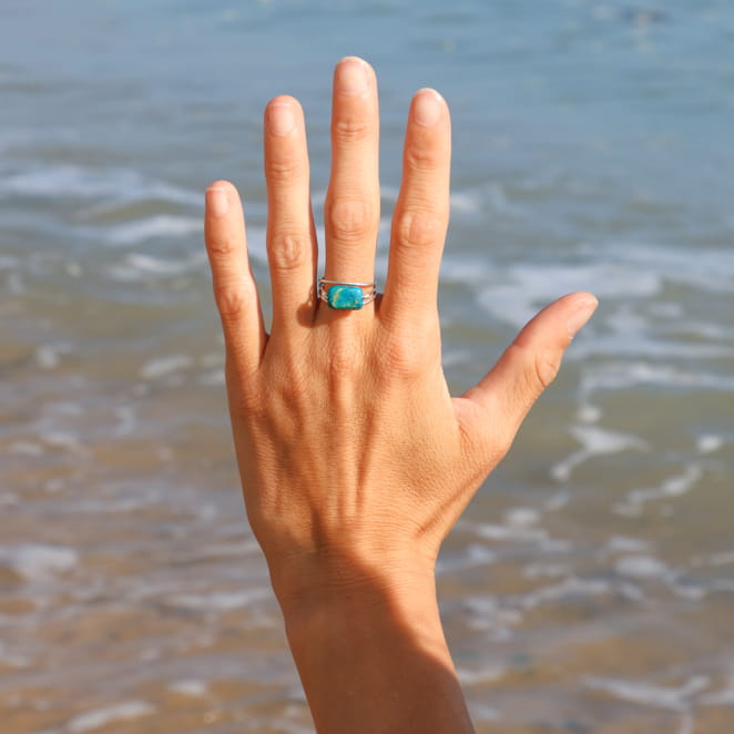 bague Bayonnaise argentée avec cabochon turquoise, portée en bord de mer, fabrication française