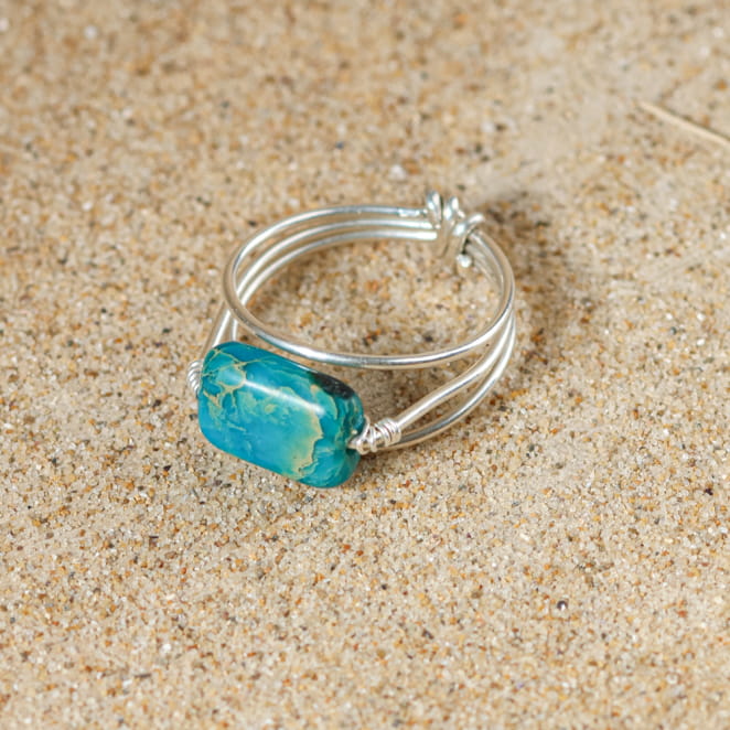 bague Bayonnaise en métal argenté avec pierre turquoise, création artisanale française