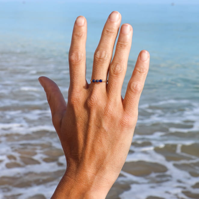 bague Nantaise dorée avec perle bleu marine, création artisanale française