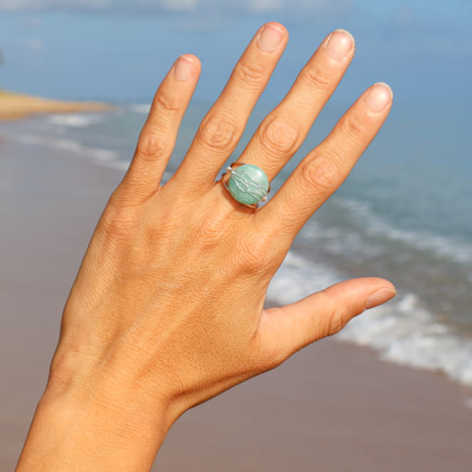 bague Oléronaise en métal argenté avec pierre vert d’eau, portée en bord de mer, fabrication française