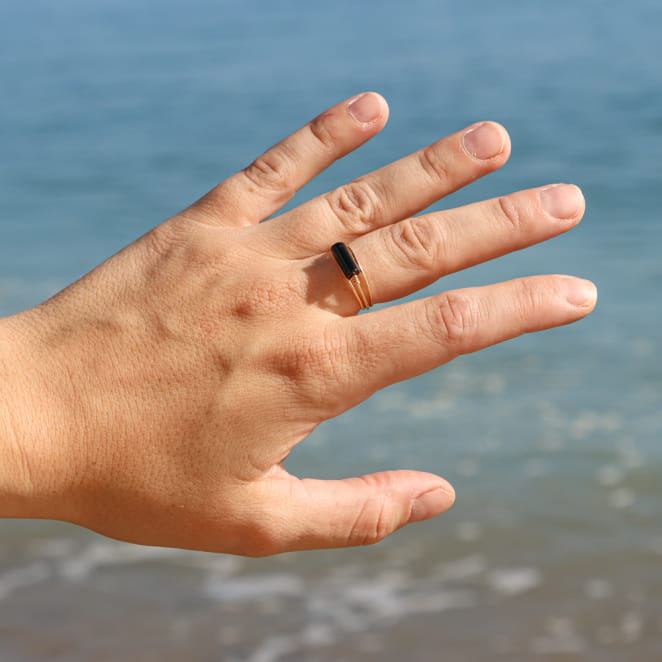 bague Rochelaise dorée avec perle noire, bijou fait main en France