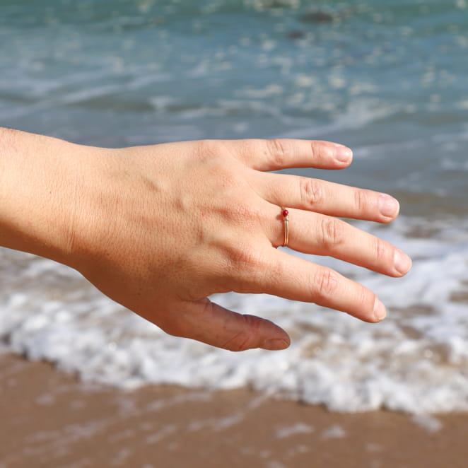 bague Vannetaise dorée avec perle rouge, bijou fait main sur l’Île d’Oléron
