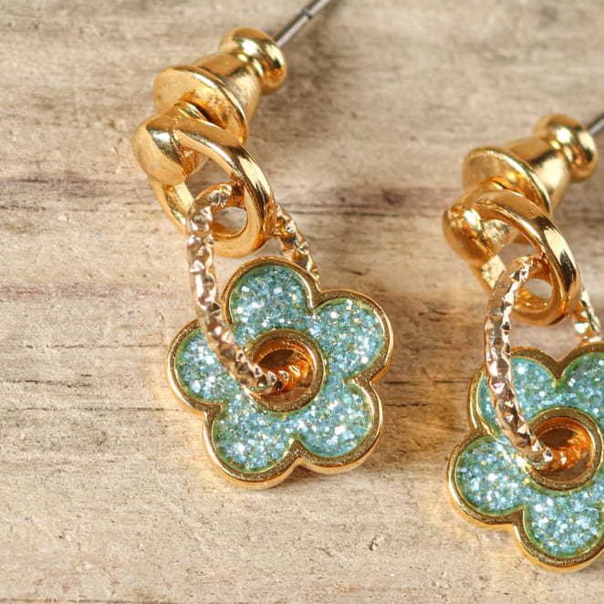 Boucles d’oreilles Floralia dorées à l’or fin et fleurs bleu ciel, création artisanale française au ton estival.