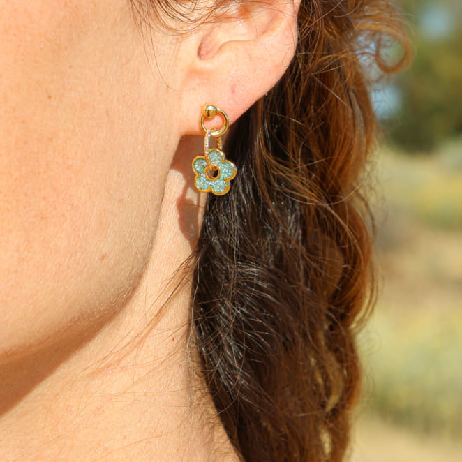Boucles d’oreilles Floralia dorées à l’or fin et fleurs bleu ciel, bijou artisanal français au style doux et marin.