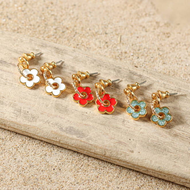 Boucles Floralia dorées à l’or fin et fleurs rouges, création artisanale française aux couleurs éclatantes.