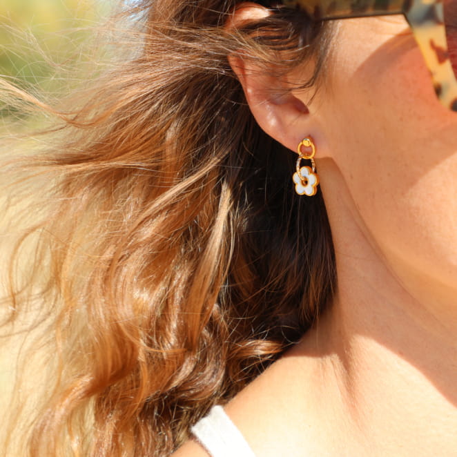 Boucles d’oreilles Floralia dorées à l’or fin et fleurs blanches, fabrication artisanale française au charme intemporel.