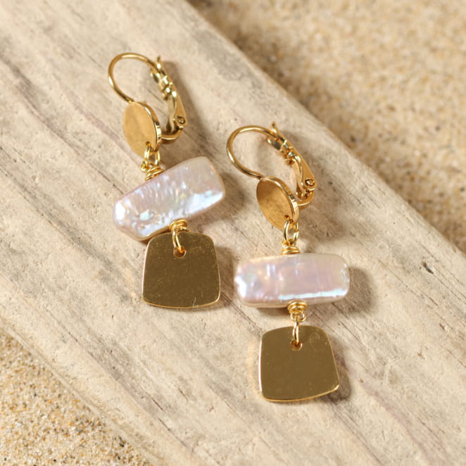 boucles d’oreilles Biche dorées avec perles multicolores portées