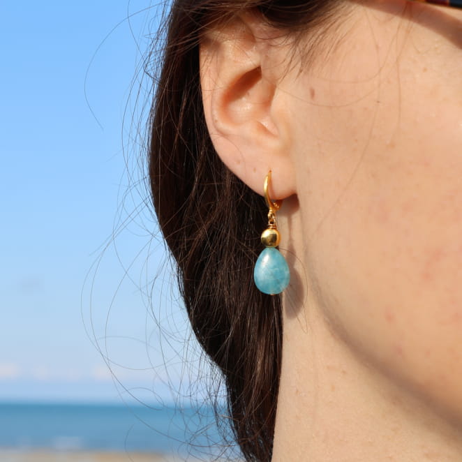 boucles d’oreilles Niamey dorées avec pendentif vert menthe rectangulaire portées