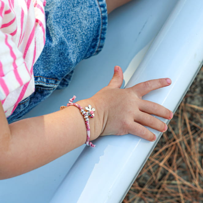 bracelet enfant Dalila argenté, cordon rose et breloque cœur, fabrication artisanale française
