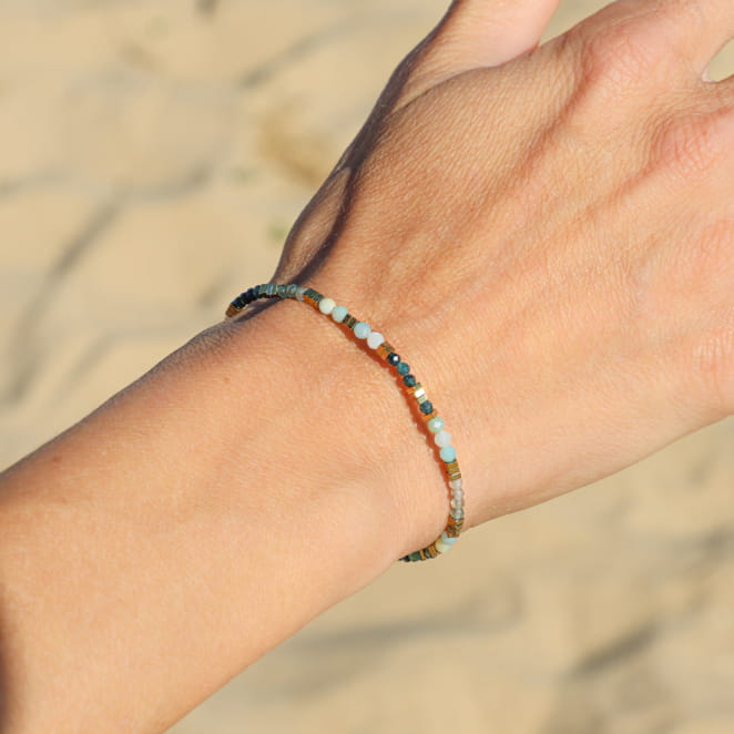 Bracelet Clorie en métal bronze et perles vert amande multicolores, création artisanale française au charme côtier.