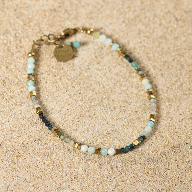 Bracelet Clorie en métal bronze et perles vert amande multicolores, fabrication artisanale française au charme marin.