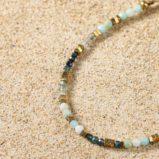 Bracelet Clorie en métal bronze et perles multicolores vert amande, bijou artisanal français aux reflets marins.