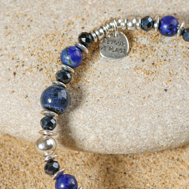 bracelet Elounda argenté, perles bleu marine et étoile argentée, bijou fait main sur l’Île d’Oléron
