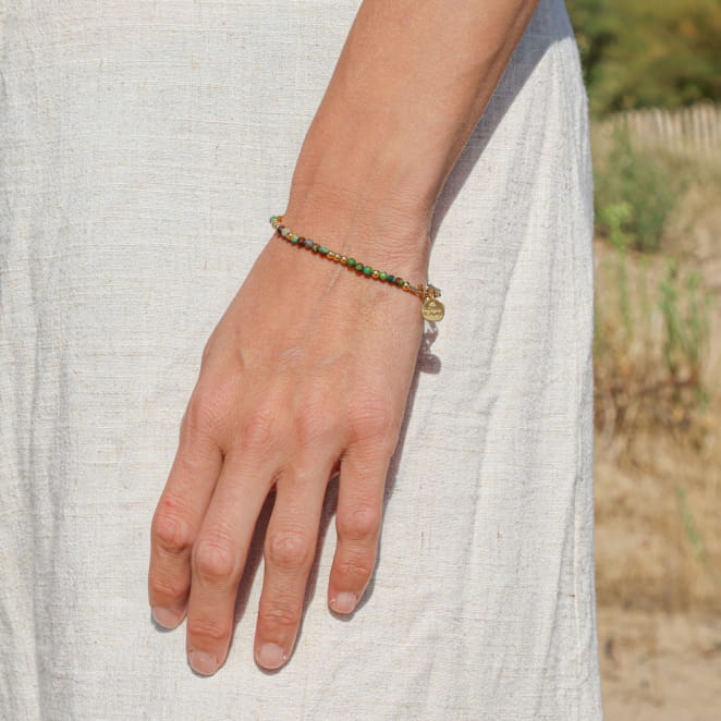 Bracelet Eywa en métal plaqué argent et perles vert d’eau, création française au style bohème marin.