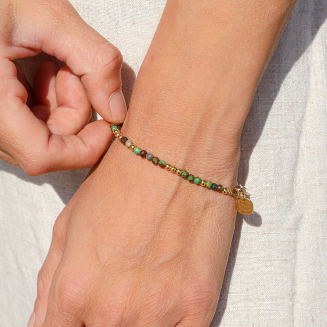 Bracelet Eywa en métal plaqué argent et perles vert d’eau multicolores, bijou artisanal inspiré des rivages ensoleillés.