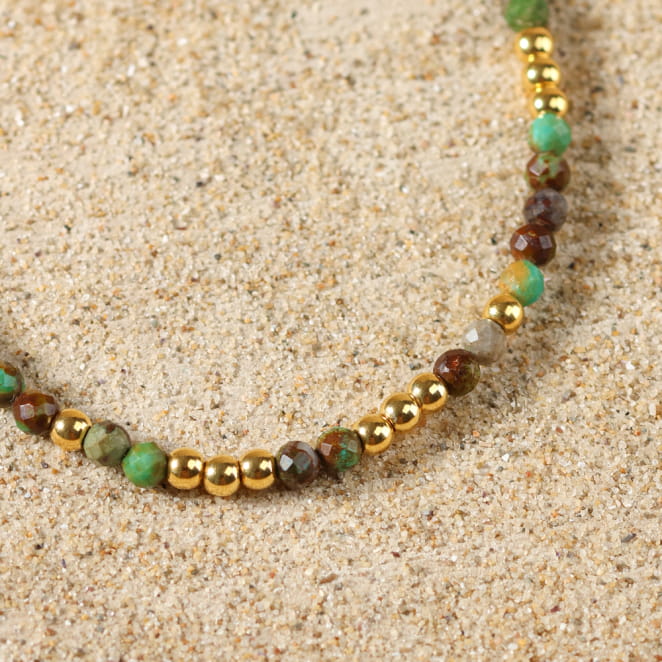 Bracelet Eywa en métal plaqué argent et perles multicolores, fabrication artisanale française aux nuances océanes.