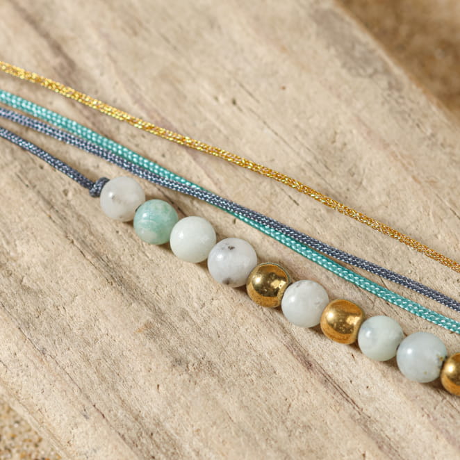 bracelet Jessica doré, perles vertes délicates, bijou artisanal français