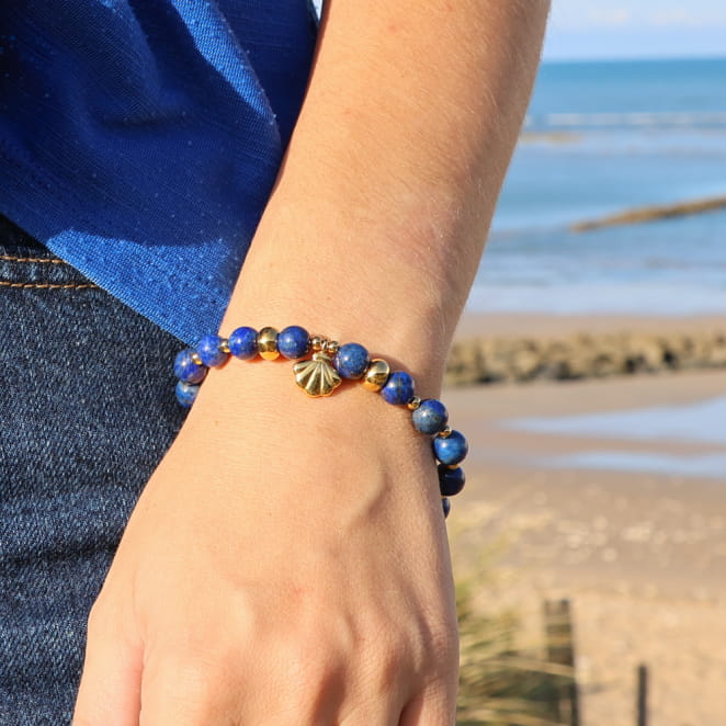 bracelet Martina argenté avec perles bleues porté à la main