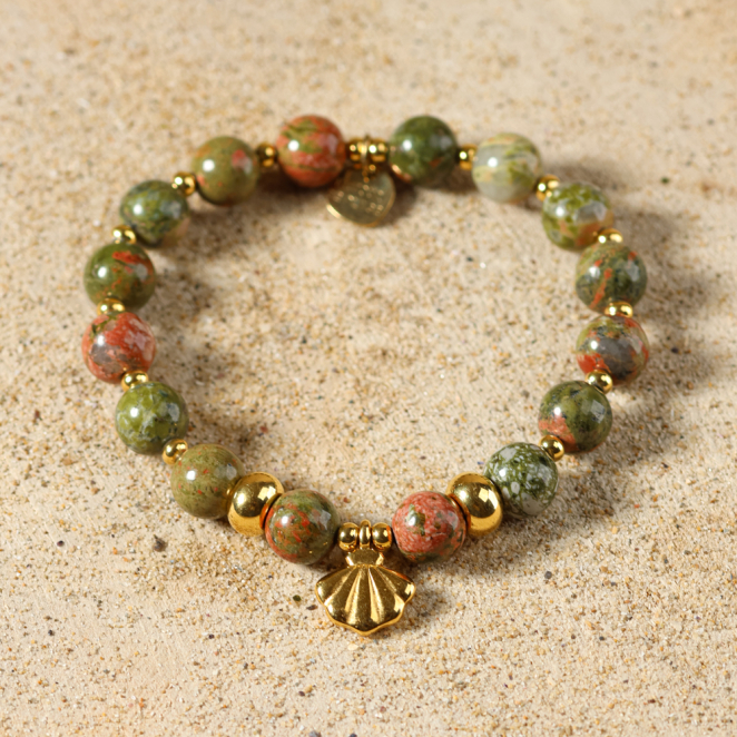 bracelet Konko doré, perles vert kaki et coquillage central, fabrication artisanale française
