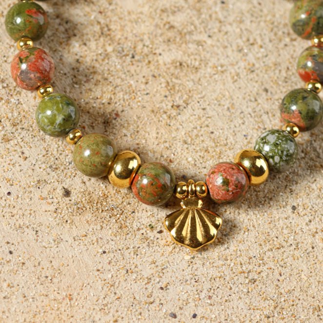 bracelet Konko doré, perles vert kaki et coquillage central doré, fabrication artisanale française