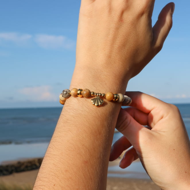 boucles d’oreilles Mombasa dorées avec pendentif bleu ovale portées